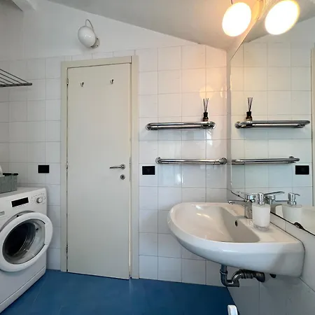 Casa Del Pozzo, 90 Mq, 2b 1b, Cozy Top-floor Ligurian Stay, No Lift, Steps From The Sea Apartment